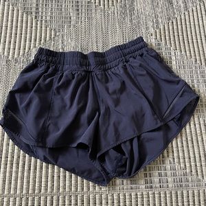 Lululemon Hotty hot low rise short 2.5”